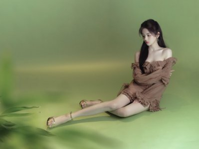 ​杨超越穿抹胸裙露香肩美腿 五官精致颜值高