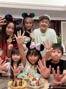 ​陈浩民同妻儿热闹庆生，4个孩子颜值太高了，亲密互动力破离婚谣言