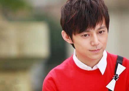 王牌主持人何炅:揭秘与妻子王菁的相恋过程,惹人注目!