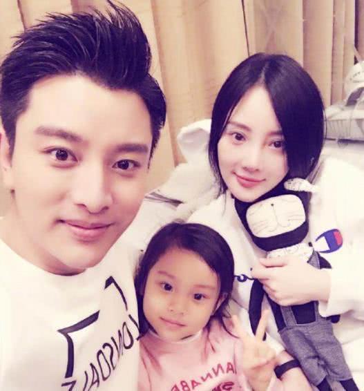 PG ONE和贾乃亮的生日就差七天，看李小璐的反应就知道她的选择