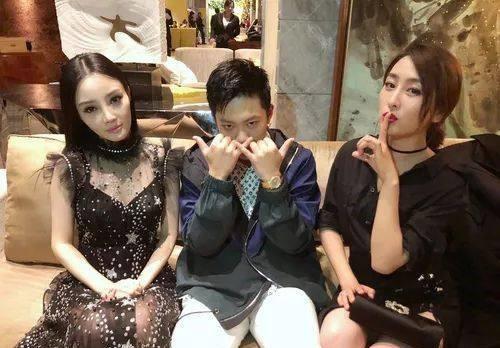 PG ONE和贾乃亮的生日就差七天，看李小璐的反应就知道她的选择