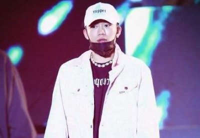 ​PG ONE和贾乃亮的生日就差七天，看李小璐的反应就知道她的选择