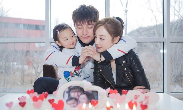 PG ONE和贾乃亮的生日就差七天，看李小璐的反应就知道她的选择