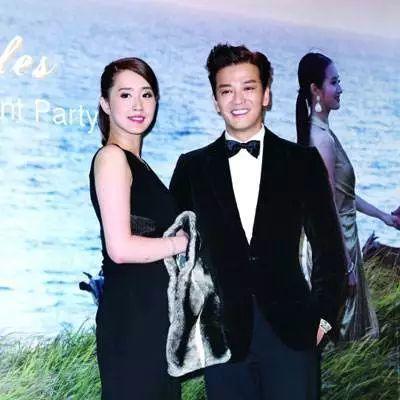 42岁陈晓东一家近照，小14岁娇妻清秀有气质，两女儿是长腿妹