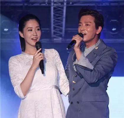 42岁陈晓东一家近照，小14岁娇妻清秀有气质，两女儿是长腿妹