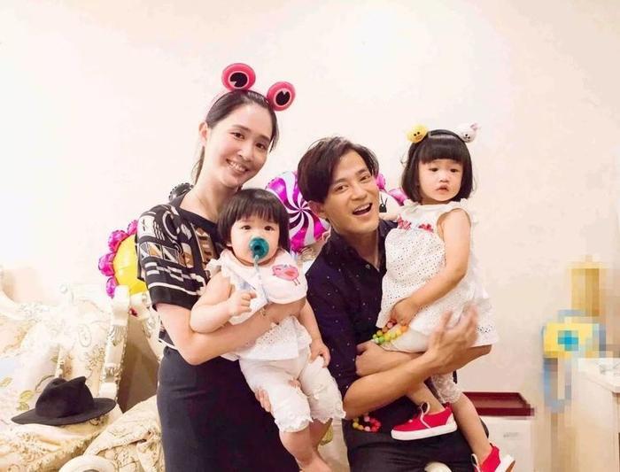 42岁陈晓东一家近照，小14岁娇妻清秀有气质，两女儿是长腿妹