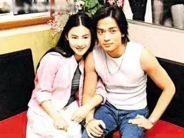 42岁陈晓东一家近照，小14岁娇妻清秀有气质，两女儿是长腿妹