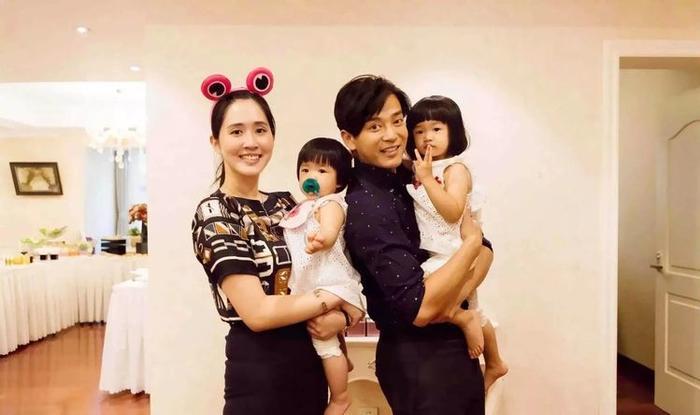 42岁陈晓东一家近照，小14岁娇妻清秀有气质，两女儿是长腿妹