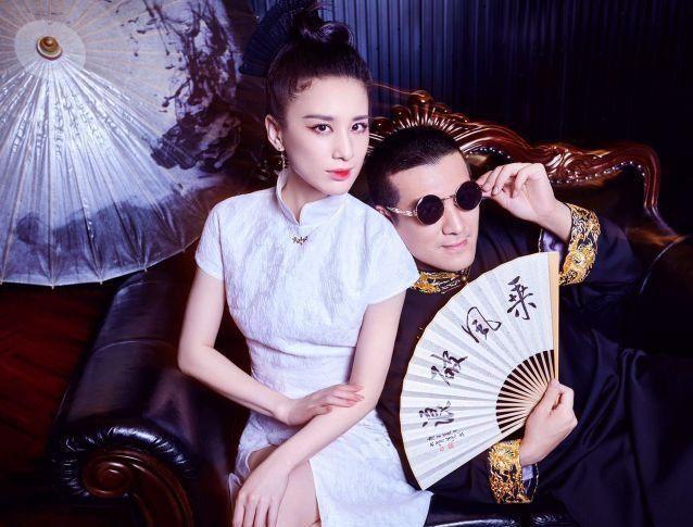 黄圣依杨子夫妇同框拍大片，牵手相依互动亲密，有意破不和传言？