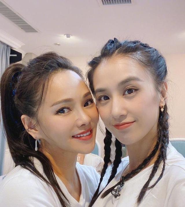 黄圣依杨子夫妇同框拍大片，牵手相依互动亲密，有意破不和传言？