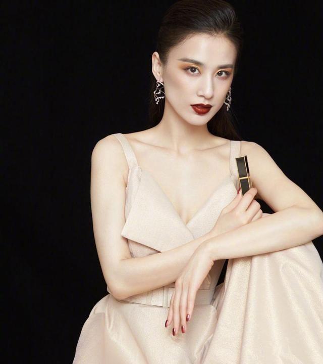 黄圣依杨子夫妇同框拍大片，牵手相依互动亲密，有意破不和传言？