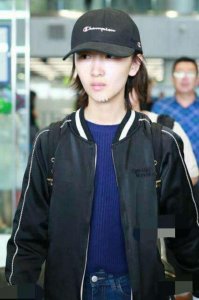 ​周冬雨下巴的疤痕怎么弄得「素颜的周冬雨下巴现3厘米疤痕而今才知道杨幂爱照