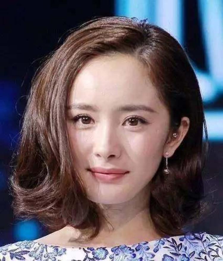 周冬雨下巴的疤痕怎么弄得「素颜的周冬雨下巴现3厘米疤痕而今才知道杨幂爱照半边脸的原因」