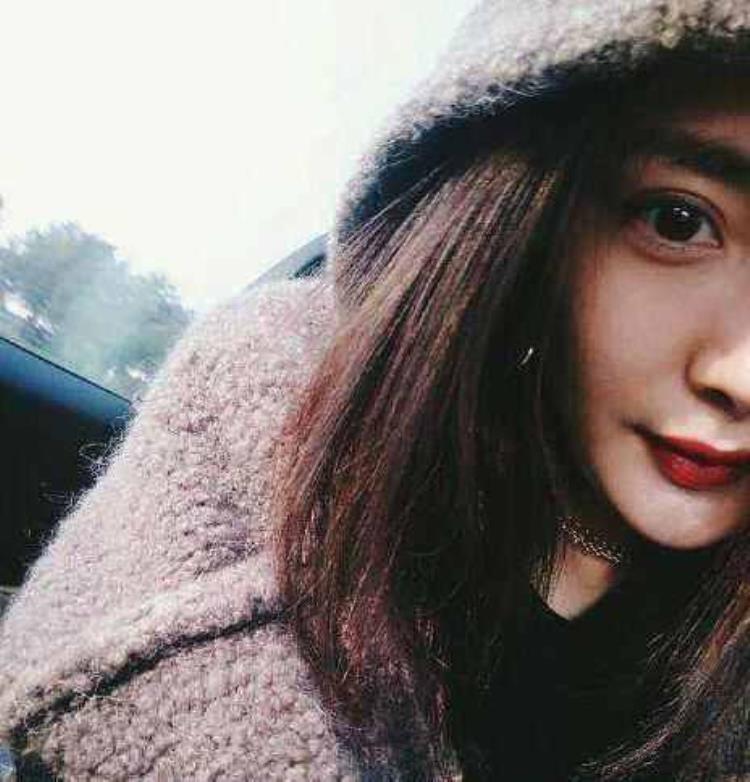 周冬雨下巴的疤痕怎么弄得「素颜的周冬雨下巴现3厘米疤痕而今才知道杨幂爱照半边脸的原因」