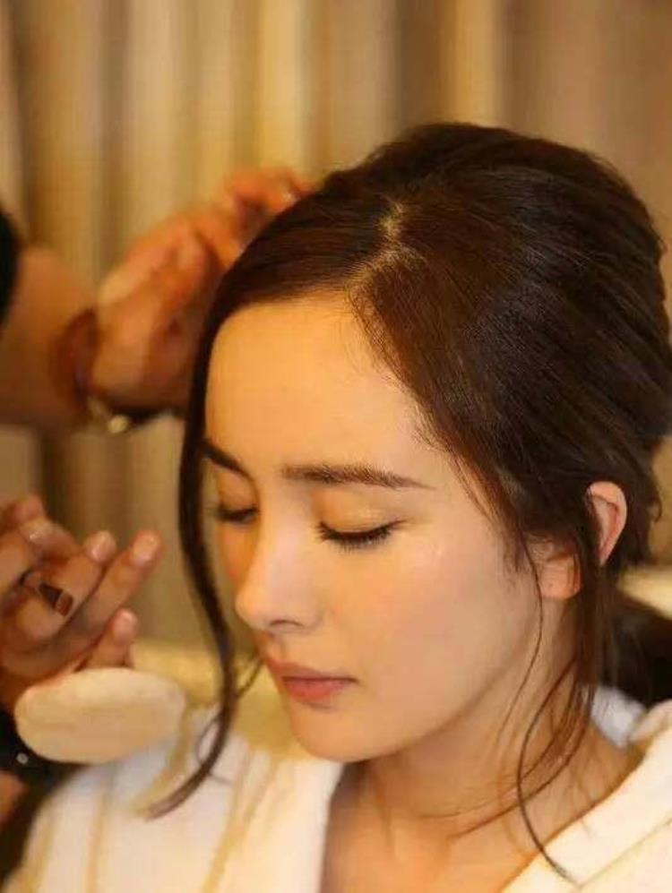 周冬雨下巴的疤痕怎么弄得「素颜的周冬雨下巴现3厘米疤痕而今才知道杨幂爱照半边脸的原因」