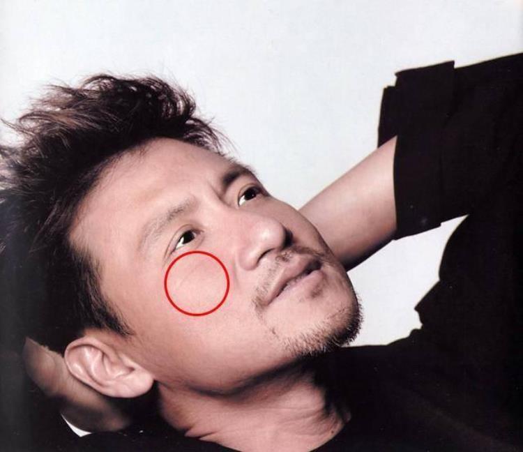 周冬雨下巴的疤痕怎么弄得「素颜的周冬雨下巴现3厘米疤痕而今才知道杨幂爱照半边脸的原因」