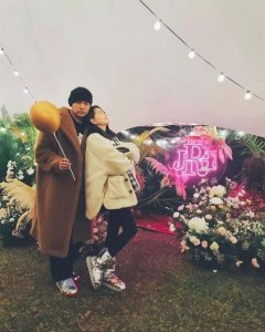 ​周杰伦晒20年前旧来人照（儿女看11年前的青蜂侠）