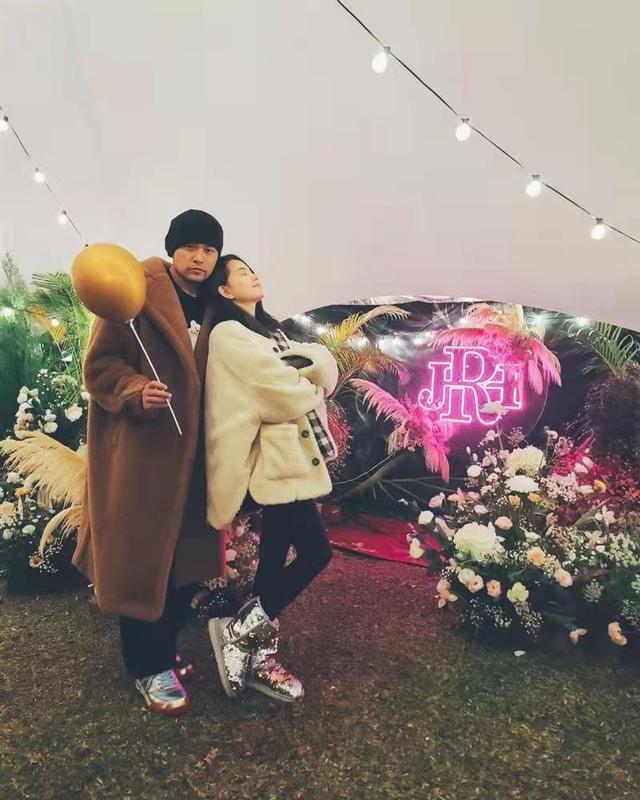 周杰伦晒20年前旧来人照（儿女看11年前的青蜂侠）(1)