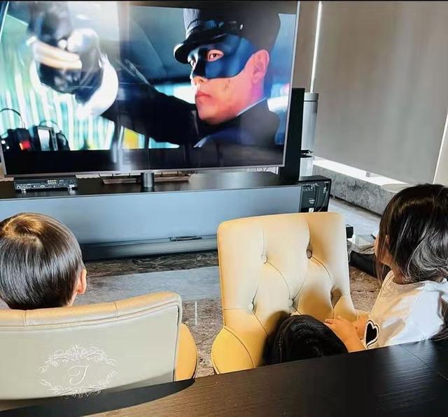 周杰伦晒20年前旧来人照（儿女看11年前的青蜂侠）(2)