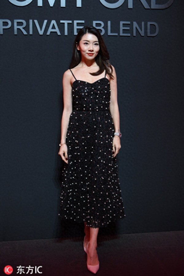 郑恺前女友程晓玥大秀美背性感撩人，可脸上的饱满苹果肌好抢戏