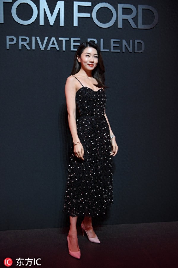 郑恺前女友程晓玥大秀美背性感撩人，可脸上的饱满苹果肌好抢戏