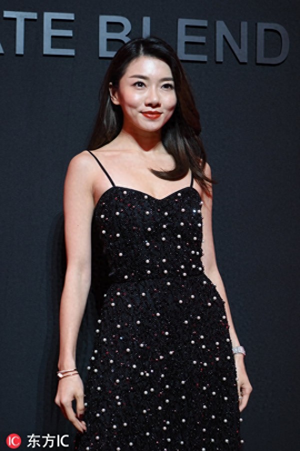 郑恺前女友程晓玥大秀美背性感撩人，可脸上的饱满苹果肌好抢戏