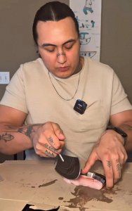 ​国人一辈子都未尝过的鲸鱼肉竟成了因纽特人小零食，鲸鱼皮似阿胶