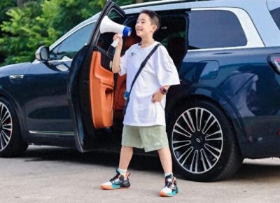 ​Jasper街头英语采访路人,语言能力超强,应采儿满脸骄傲