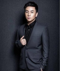 ​释小龙年轻美照（释小龙老婆带女儿出游被拍）