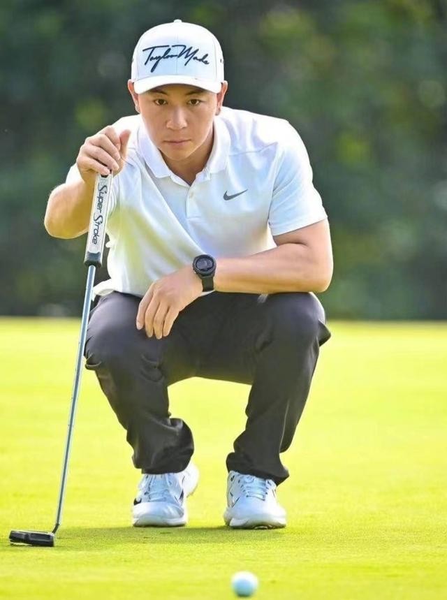 释小龙年轻美照(释小龙老婆带女儿出游被拍)(8)