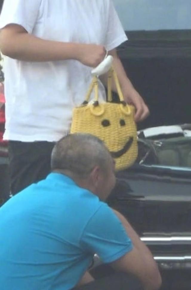 释小龙年轻美照(释小龙老婆带女儿出游被拍)(3)