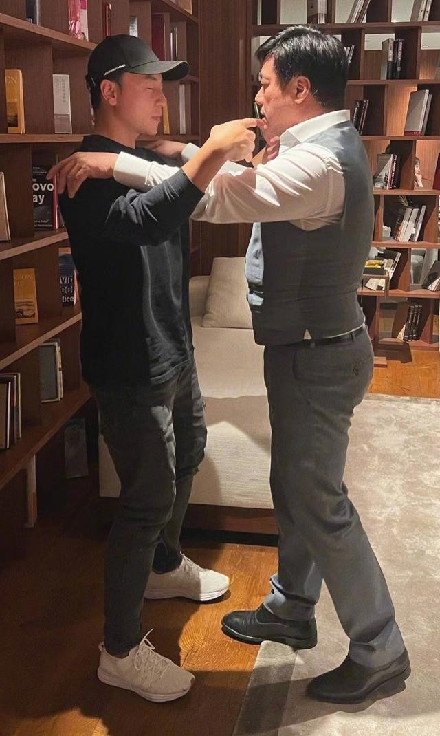 释小龙年轻美照(释小龙老婆带女儿出游被拍)(12)