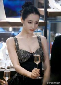 ​迪丽热巴：完美深V礼服展现人间小仙女的身材秘密