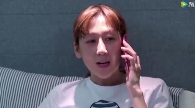 陈浩民老婆五年剖腹生四胎，无奈崩溃到拿针扎大女儿，何洁都哭了