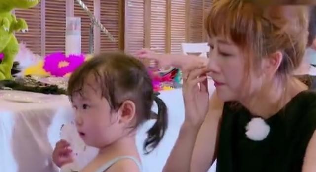 陈浩民老婆五年剖腹生四胎，无奈崩溃到拿针扎大女儿，何洁都哭了