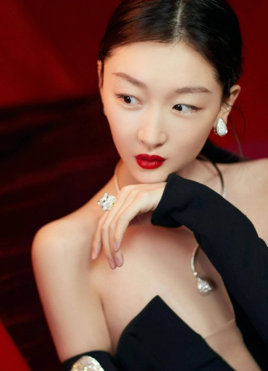 单眼皮也能出美女:周冬雨