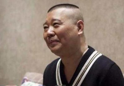 ​参观郭德纲的豪宅，家里有6米长的书柜，占据整面墙非常霸气