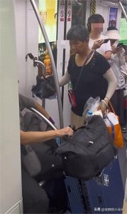 ​后续！男子拒让座被老人雨伞殴打，评论区骂声一片，地铁官方回应