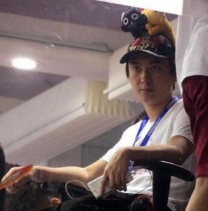 ​王思聪年轻照曝光，披肩长发英俊潇洒，网友：酷似古惑仔