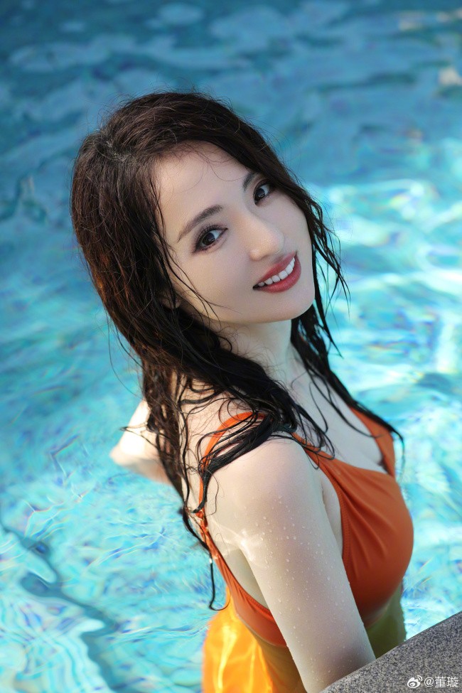 香!姐姐鲨我!43岁董璇湿发雪肤大方秀事业线