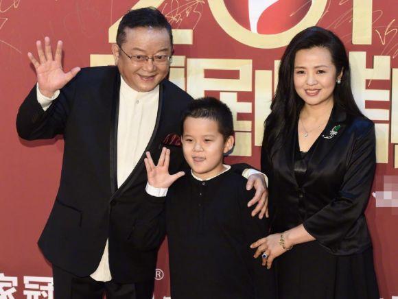 60岁老来得子,王刚娶小27岁娇妻,为养儿不敢老录节目至凌晨4点