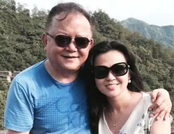 60岁老来得子,王刚娶小27岁娇妻,为养儿不敢老录节目至凌晨4点