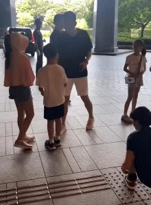 ​张兰带孙子孙女参观博物馆 教育孩子做龙的传人