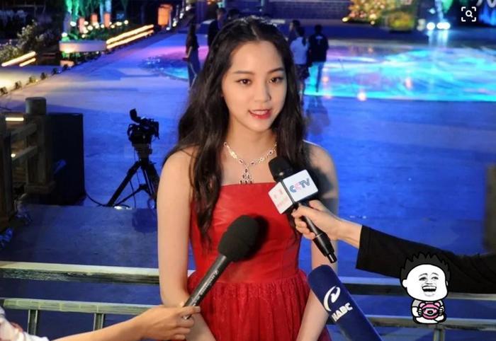 欧阳娜娜演奏大提琴,被赞不演戏就能美到窒息,获全场观众好评