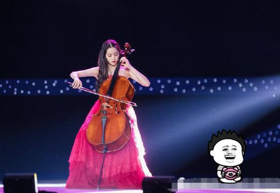 欧阳娜娜演奏大提琴,被赞不演戏就能美到窒息,获全场观众好评