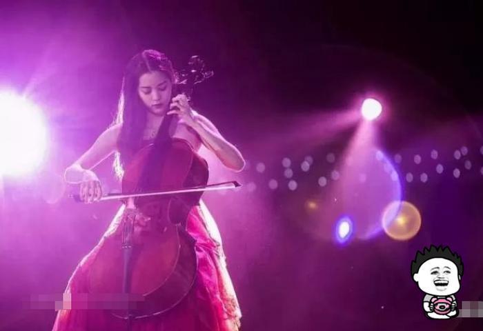 欧阳娜娜演奏大提琴,被赞不演戏就能美到窒息,获全场观众好评