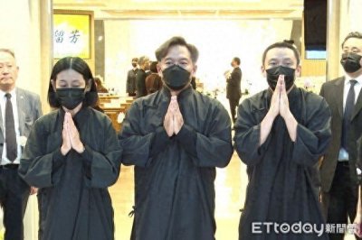 ​张震、张翰三鞠躬向媒体致谢「妈妈喜欢热闹，你们来很好」