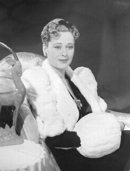 多洛雷斯·卡斯特洛个人资料写真作品