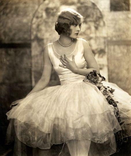 多洛雷斯·卡斯特洛个人资料写真作品