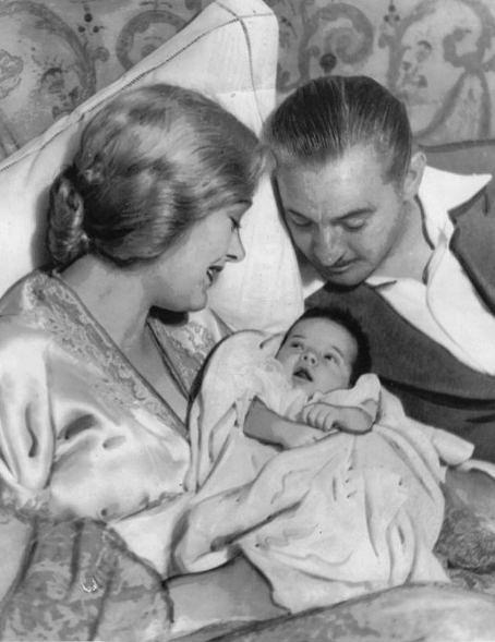 多洛雷斯·卡斯特洛个人资料写真作品